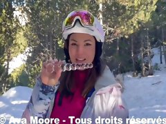 Ava Moore - Des Skieurs Me Surprennent En Train De Me Goder Le Cul - Vlog X 5 Min