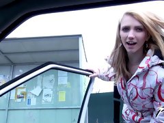 Toothy blond chick Beatrix Glover gives a blowjob in the car